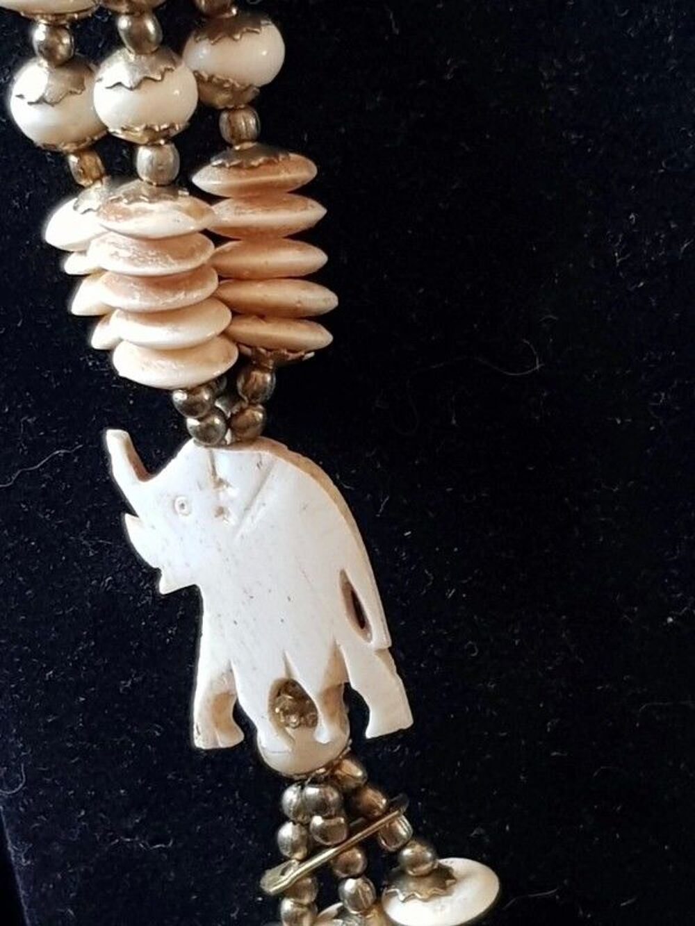 Collier cr&egrave;me et dor&eacute;e 3 brins tr&egrave;s bon etat perles en forme Bijoux et montres