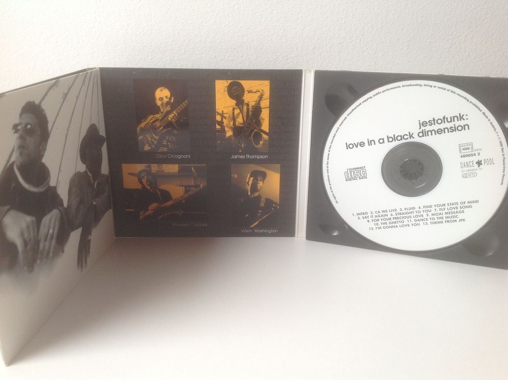 JESTOFUNK LOVE IN A BLACK DIMENSION Envoi Possible
CD et vinyles