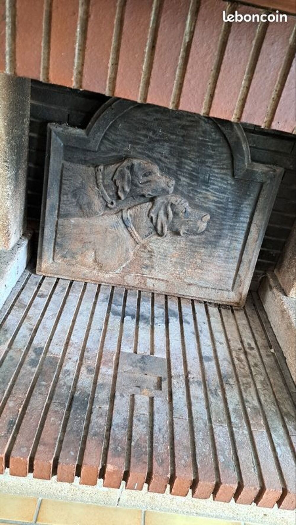 Chemin&eacute;e en pierre habillage en bois avec accessoires TBE Décoration