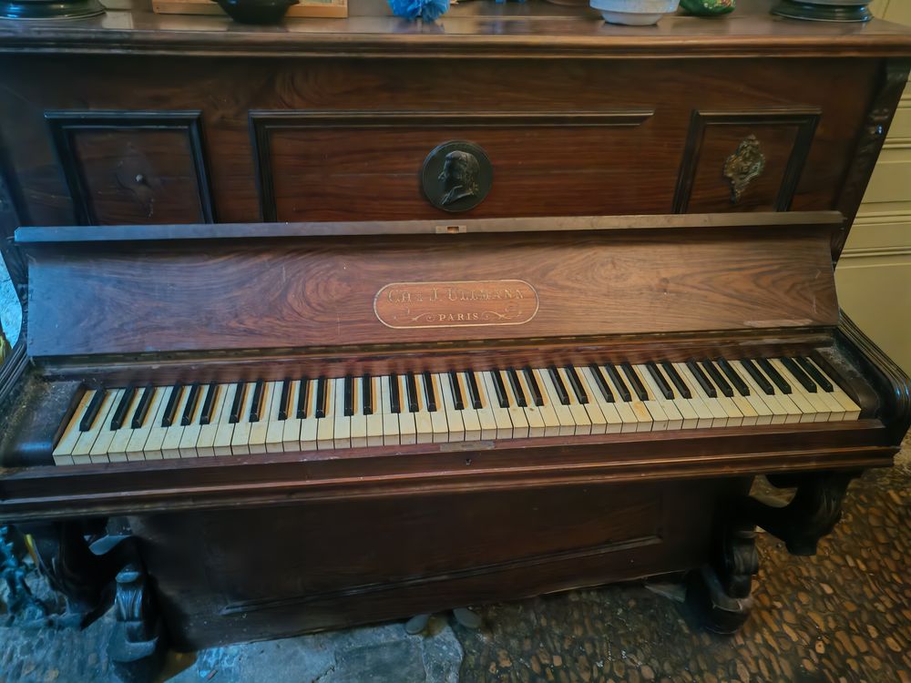 piano ancien droit 