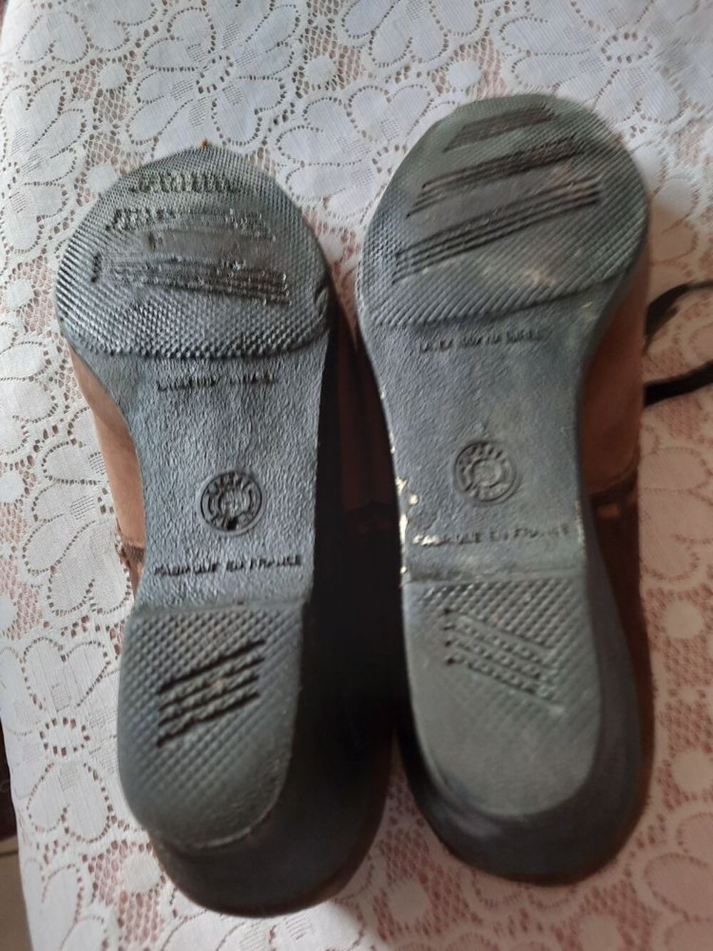 Tr&egrave;s &eacute;l&eacute;gantes chaussures dor&eacute;es et argentees Chaussures