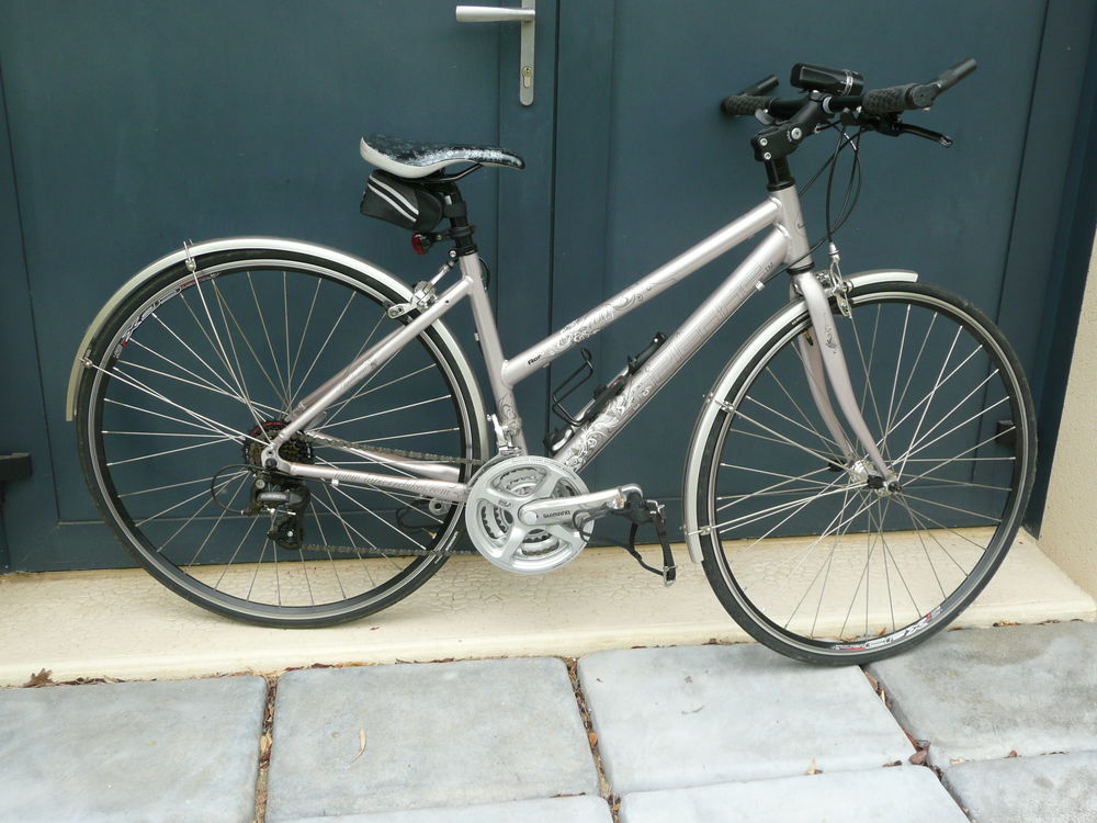 V&eacute;los de route femme &eacute;quip&eacute;, tr&egrave;s peu roul&eacute; Vélos