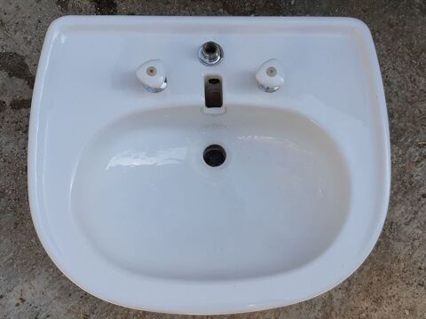 Lavabo avec colonne en porcelaine blancet 2 robinets ancien, La Seyne-sur-Mer (83)