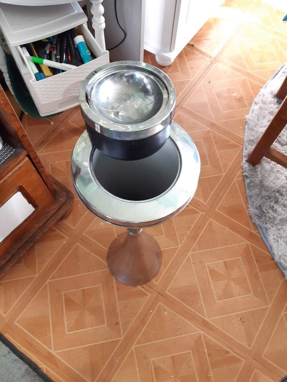 1 cendrier sur pied tout inox Décoration