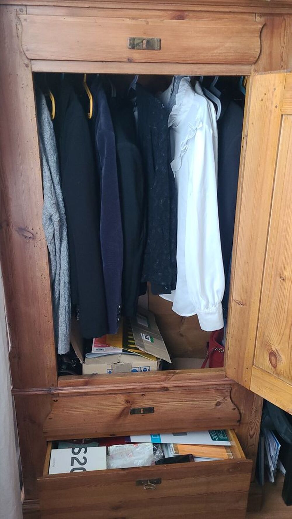 Armoire en bois pour penderie 
Meubles