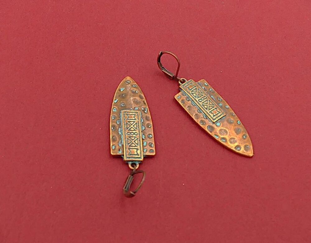 Boucles d'oreilles ethniques, rustiques, m&eacute;tal cuivr&eacute; patin&eacute; Bijoux et montres