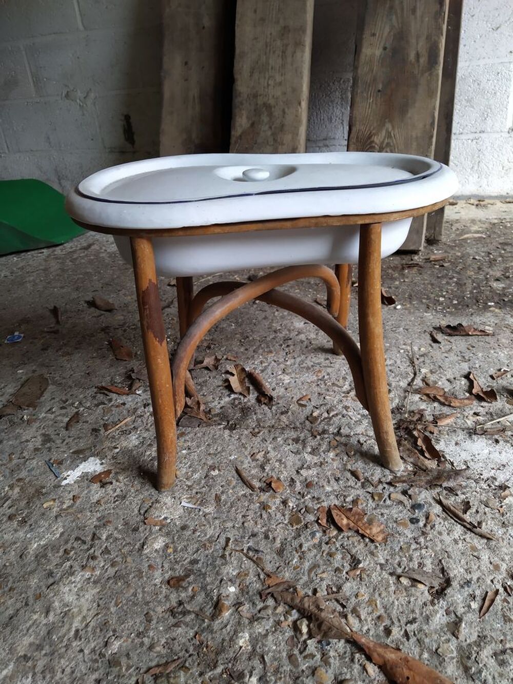 Bidet ancien &eacute;mail et bois 