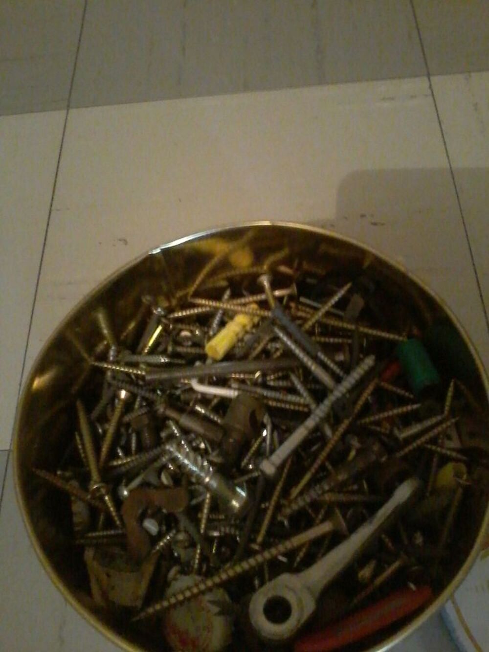 Boite remplie de vis etc Bricolage
