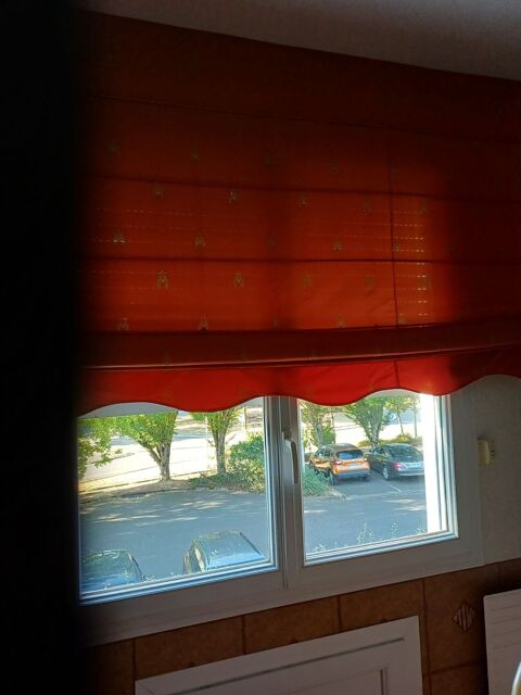 Grand canape de couleur rouge/orange pratiquement neuf Le Mans (72)