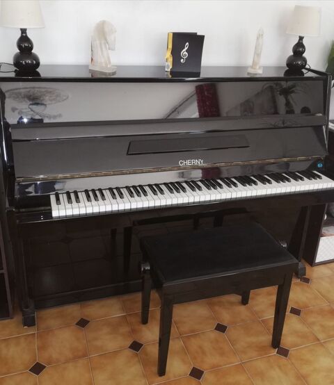 Piano droit d'tude, de marque CHERNY. 0 Marmande (47)