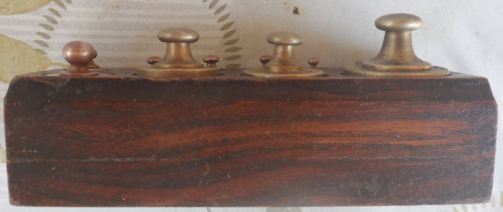 Coffret de 11 poids en cuivre en tr&egrave;s bon &eacute;tat
Décoration
