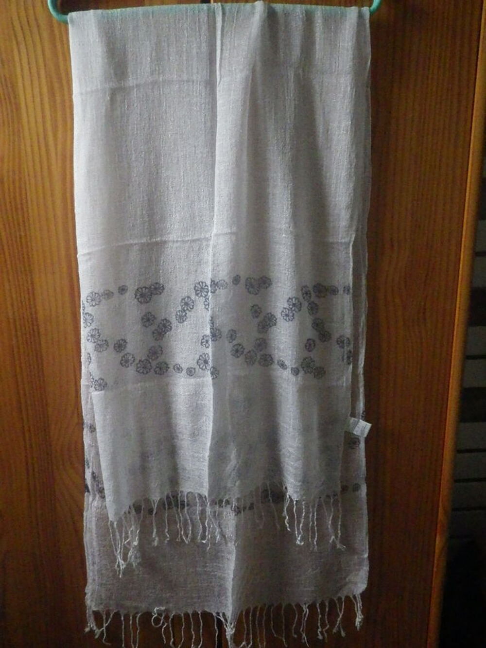 3 Echarpes diff&eacute;rentes Vêtements