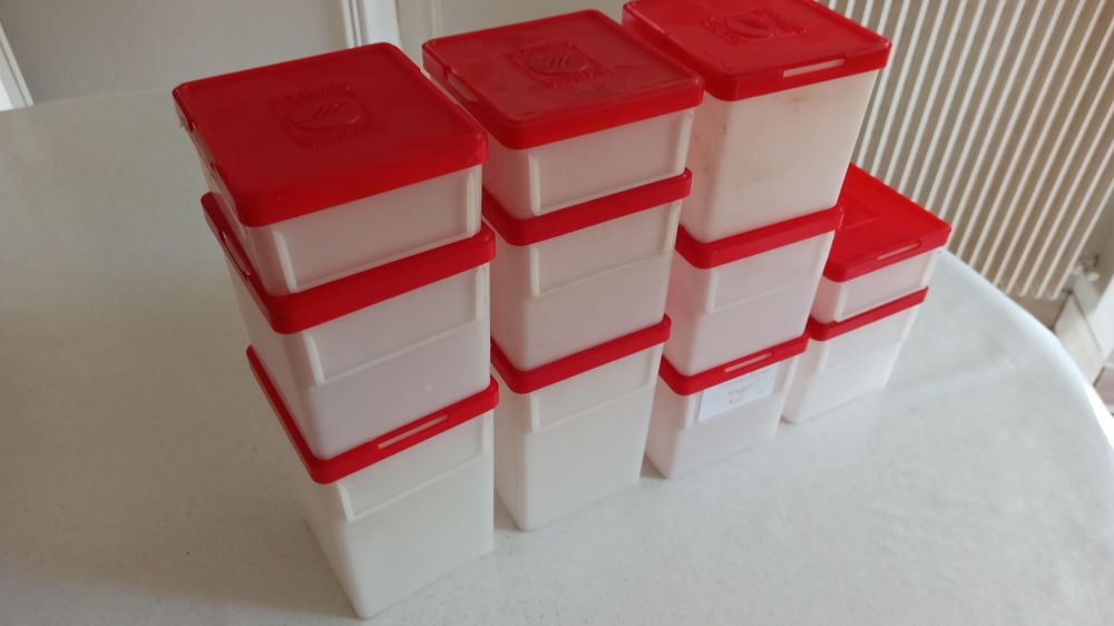 Lot de 11 boites de rangement empilables (trois contenances) Bricolage