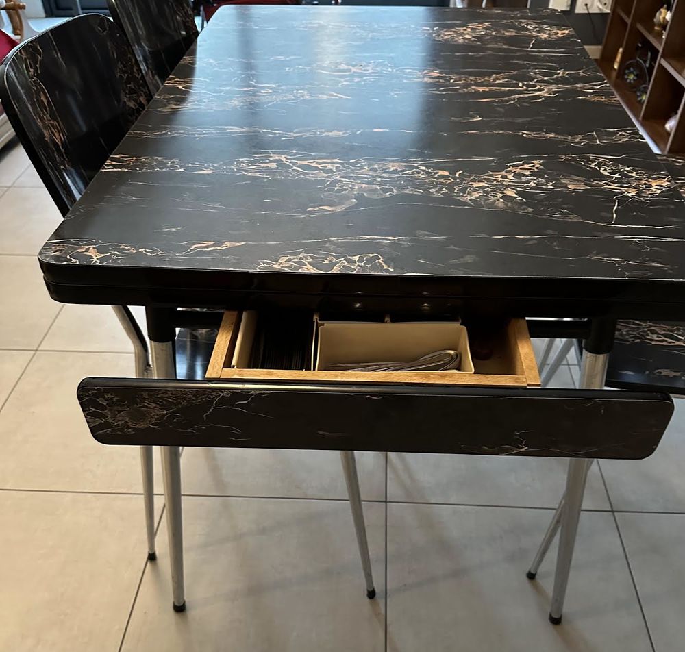 table et 4 chaise en formica Meubles