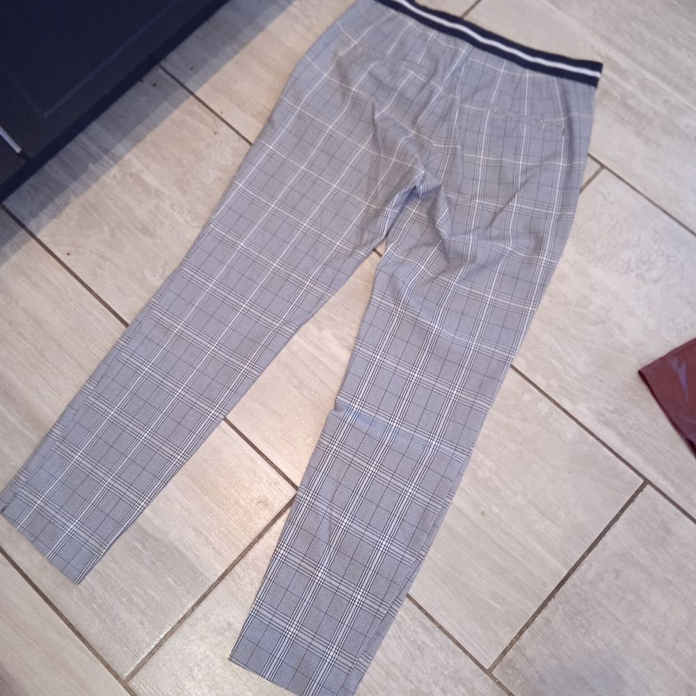 
Pantalon &agrave; carreaux gris fermeture agrafe et bouton Taille Vêtements