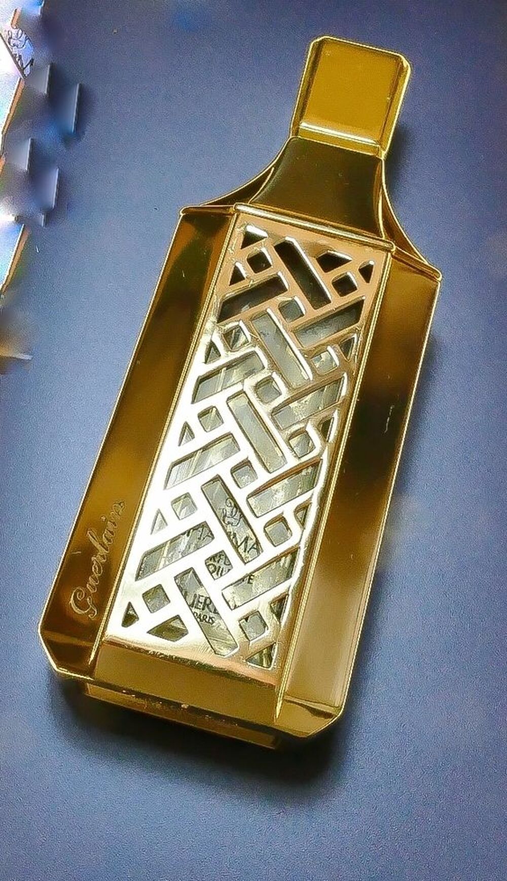 Coque de parfum Guerlain.

