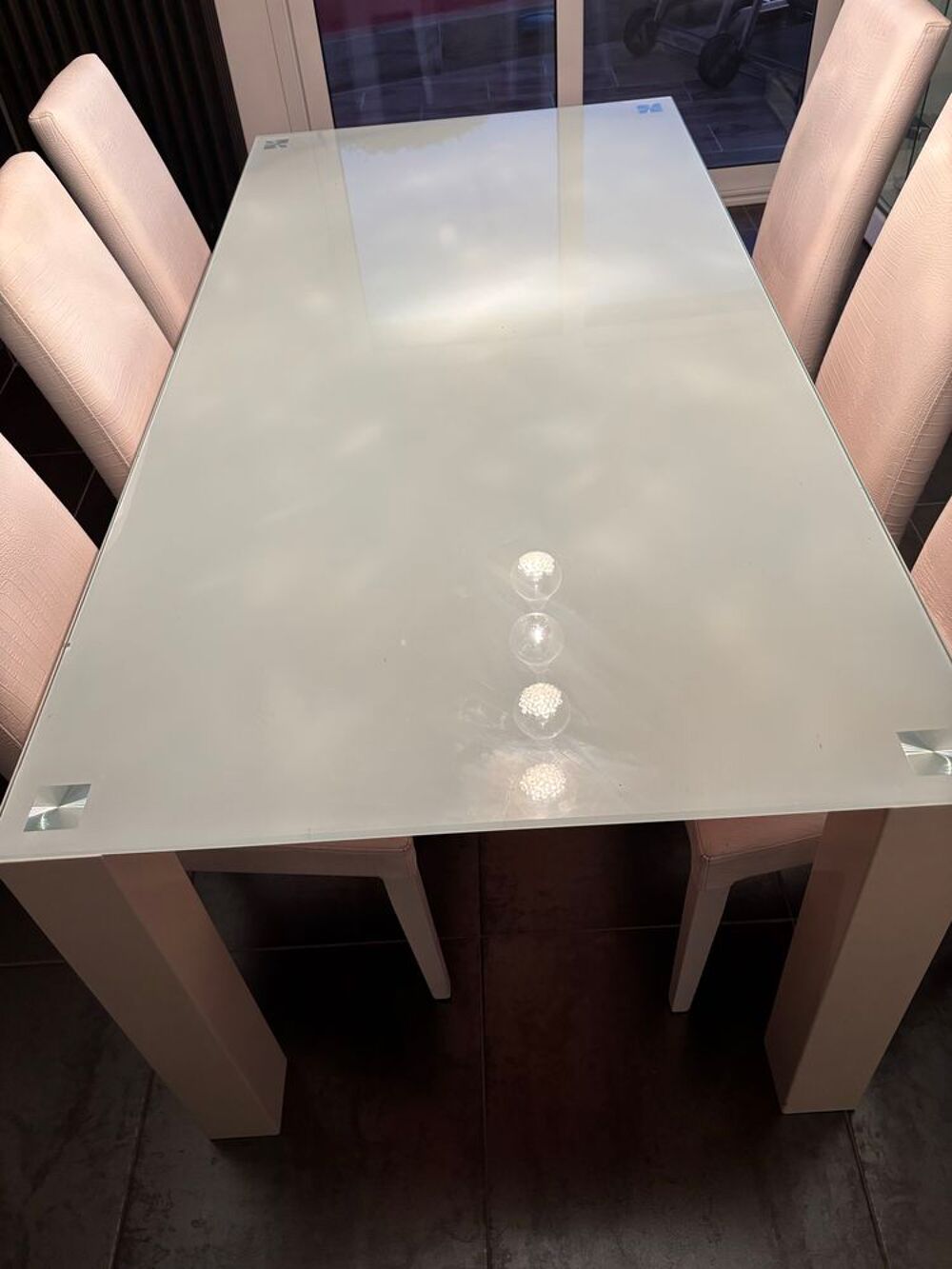 Table salle &agrave; manger avec ces six chaises blanche similicuir Meubles
