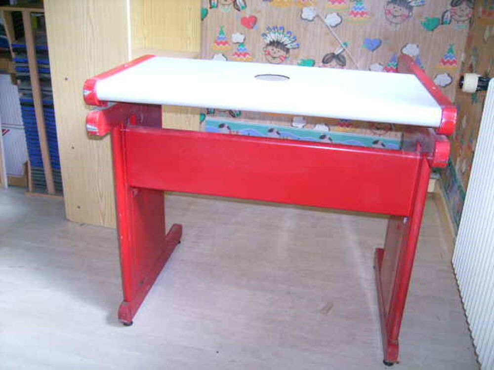 Bureau pour ordi en m&eacute;tal rouge Meubles