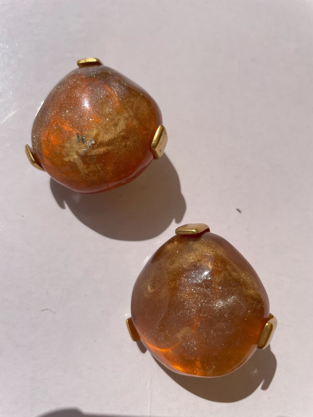 BO Clip dor&eacute;e r&eacute;sine orange iris&eacute; ANTIGONA Bijoux et montres