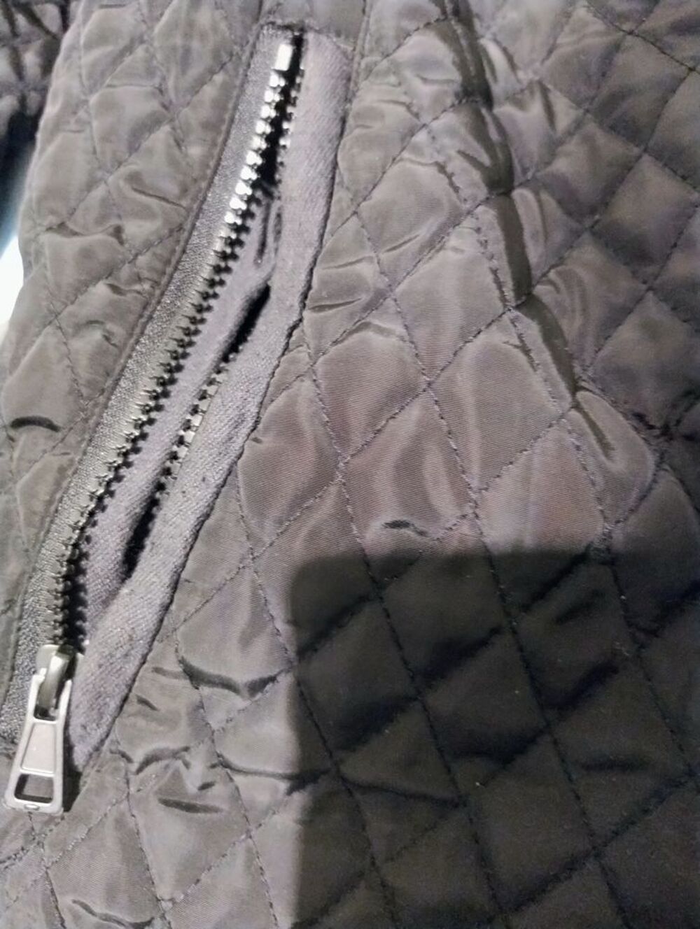 Veste noir matelass&eacute;e l&eacute;g&egrave;re et concfortable en bon &eacute;tat Vêtements