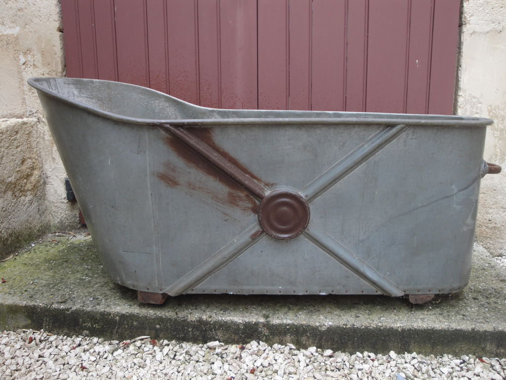 Baignoire en zinc du XIX &egrave;me si&egrave;cle avec motif en relief Décoration