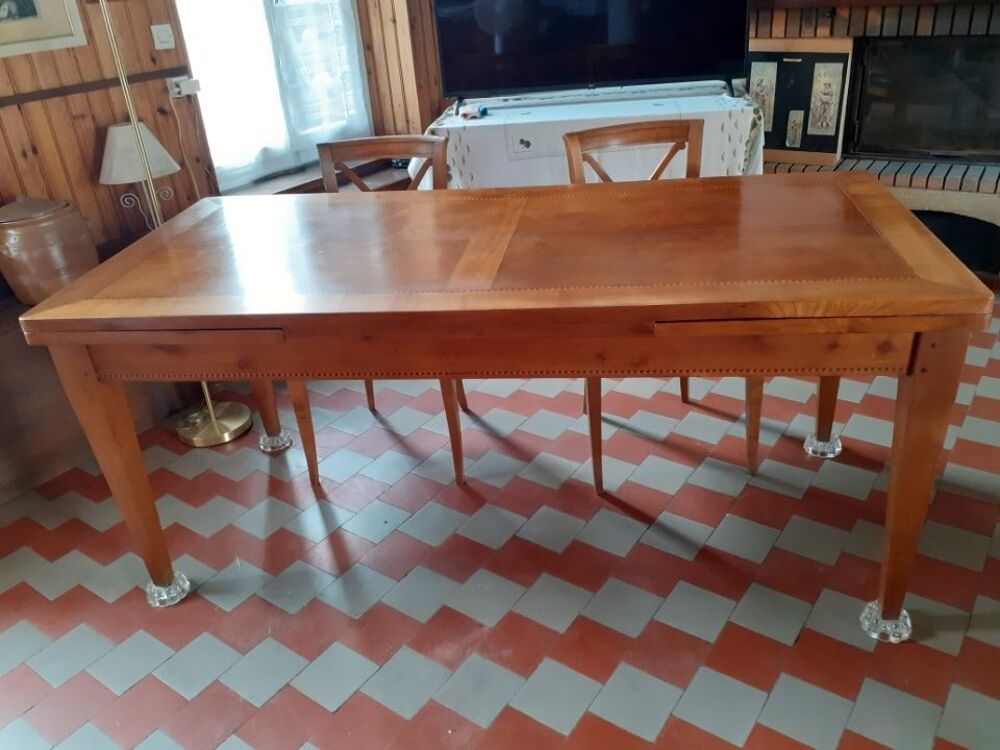 table en merisier avec marqueterie &agrave; rallonges et 6 chaises faire offre. Meubles