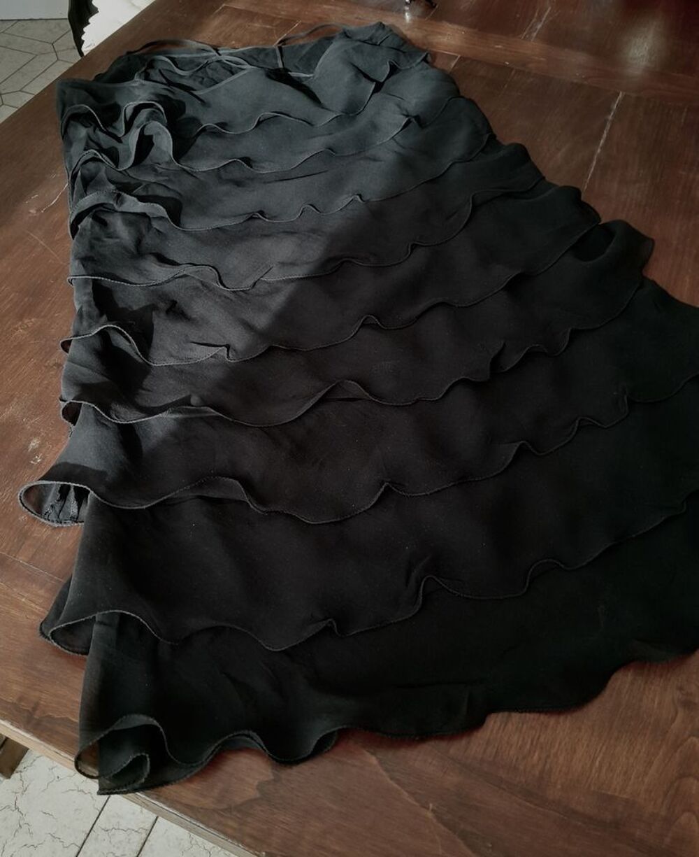 Robe noir &agrave; volants Vêtements