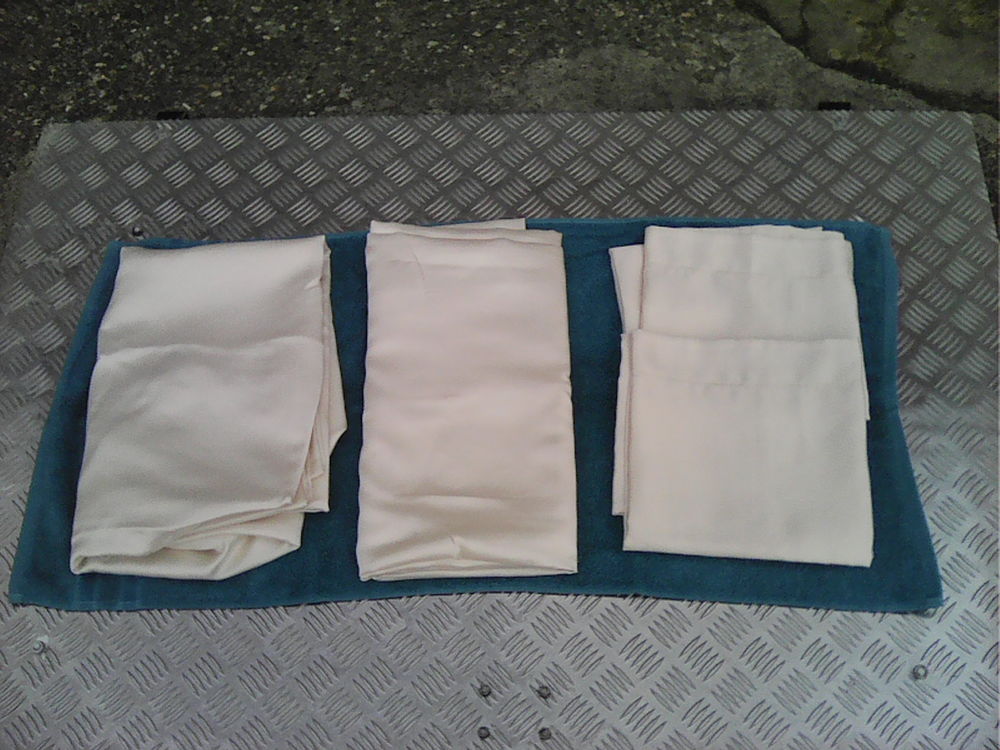 Parure de lit neuve en satin pour 2 personnes. 