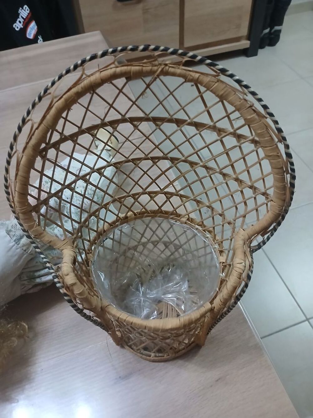 Poup&eacute;e porcelaine et son fauteuil Décoration