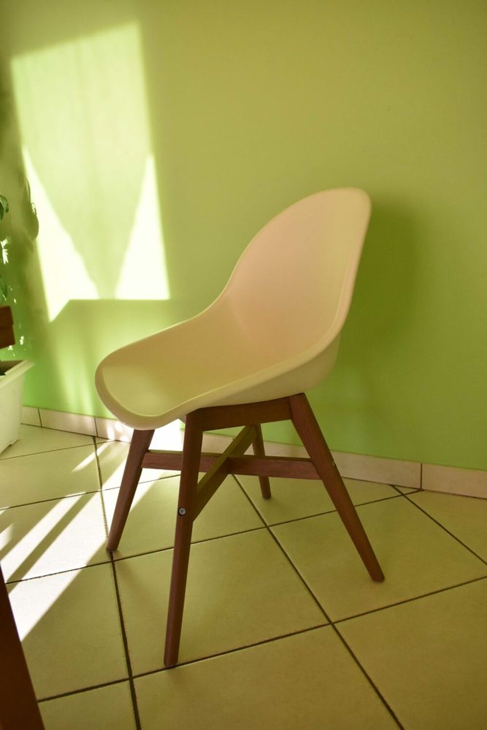 Chaises IKEA blanc cass&eacute; Meubles
