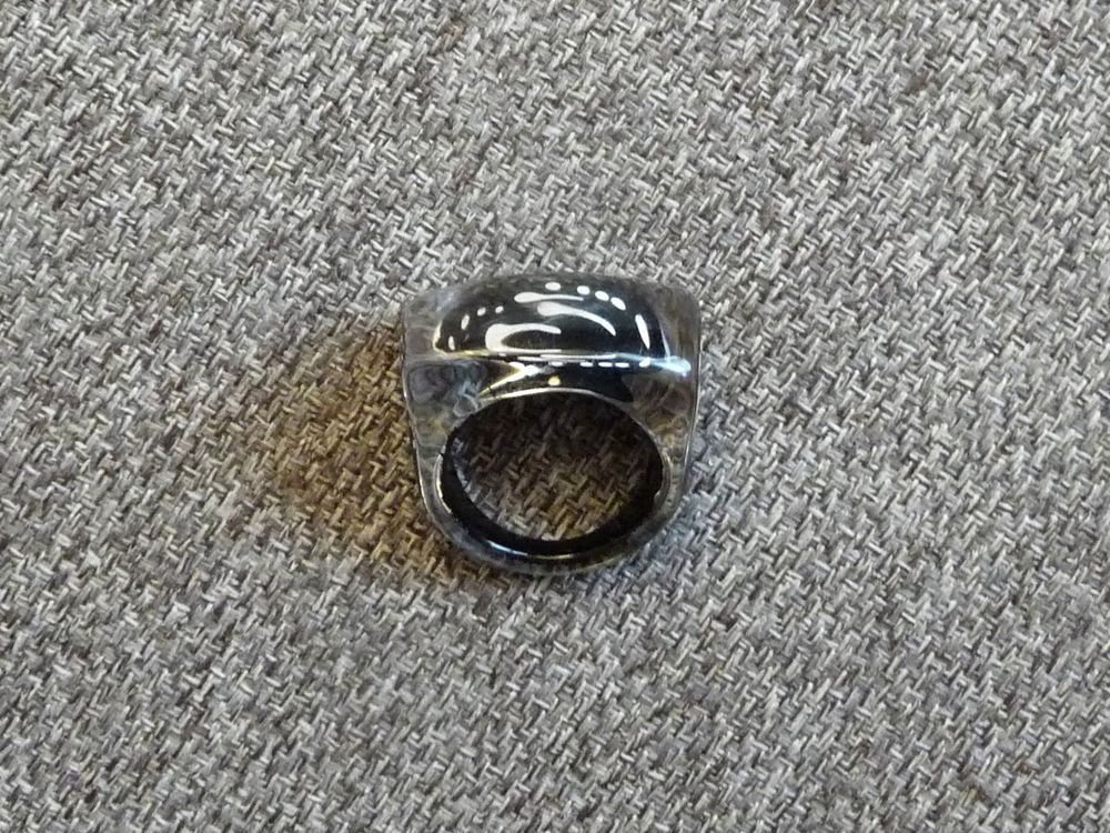Bague en Plastique Noir &agrave; Motifs Blanc Bijoux et montres
