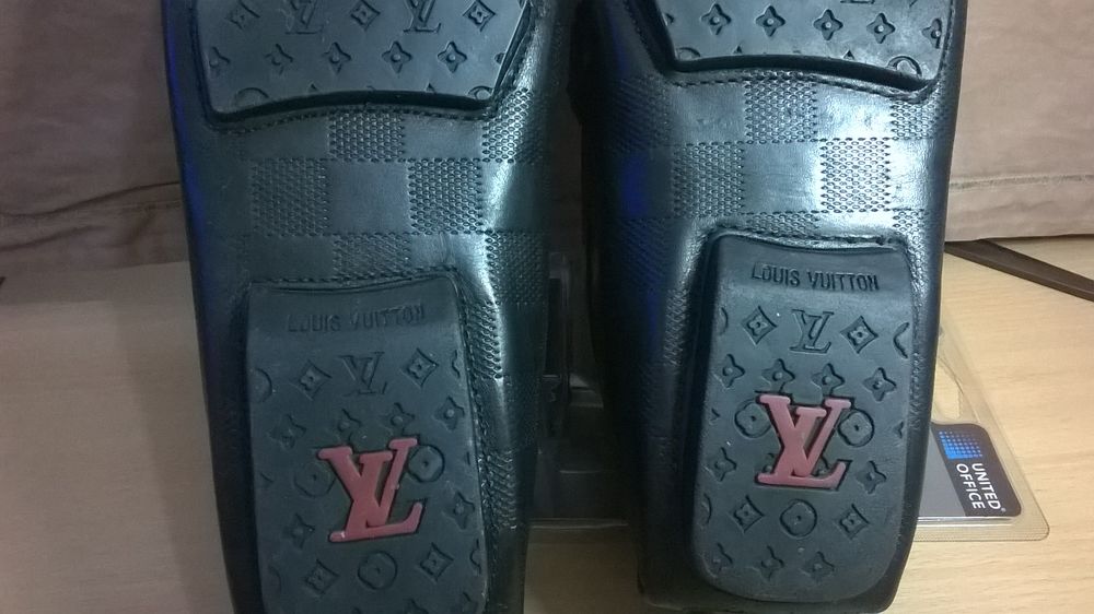 mocassins Vuitton en cuir noir vintage. Chaussures