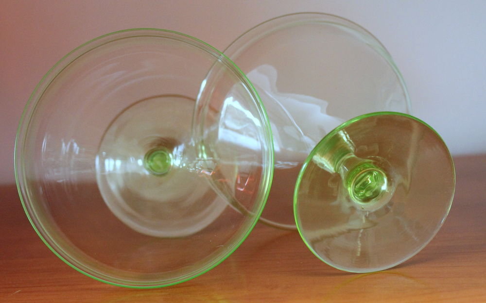 2 Coupes &agrave; champagne en ouraline, uranium glass Cuisine