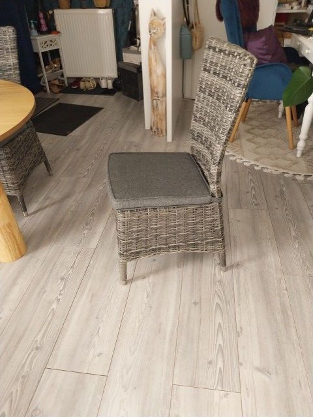 Jolie Ensemble NEUF Table 4/ 6 prs + 4 chaises tiss&eacute;s Meubles