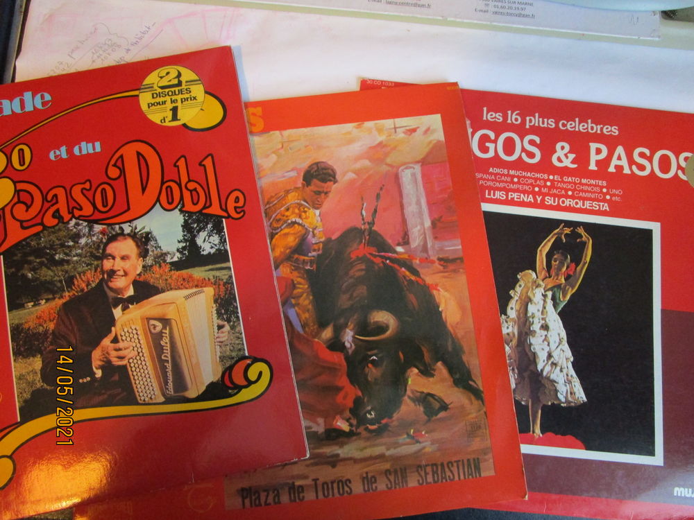 LOT de deux disques vinyles et un album double vinyles de TA CD et vinyles