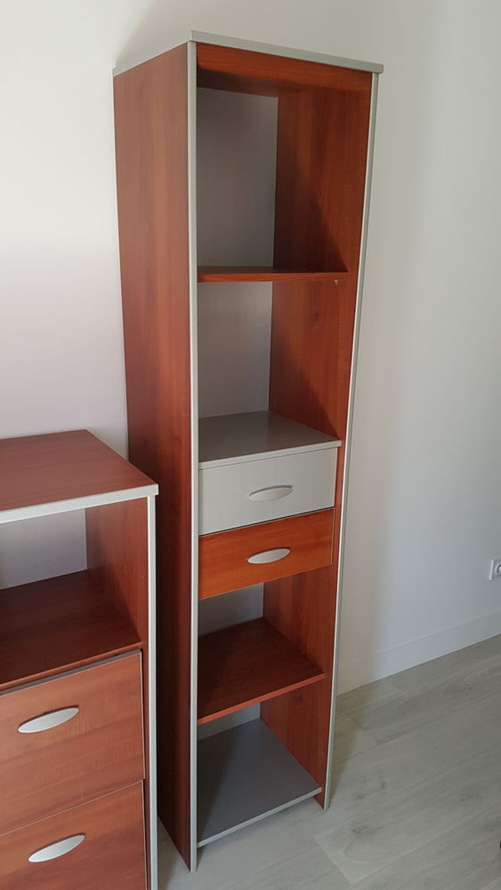 Ensemble de bureau comprenant 5 pi&egrave;ces. Meubles