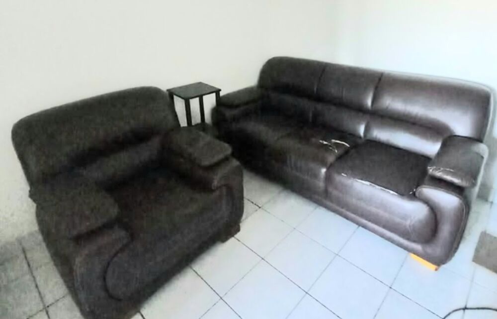 Canap&eacute; 3 places et fauteuil assorti en cuir fonc&eacute; Meubles