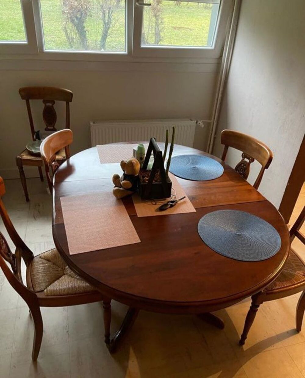 Table en bois massif avec 6 chaises. Meubles