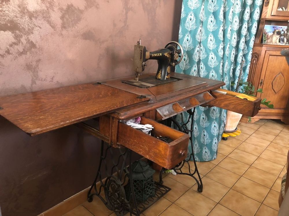 Ancienne machine &agrave; coudre Singer avec sa table Décoration