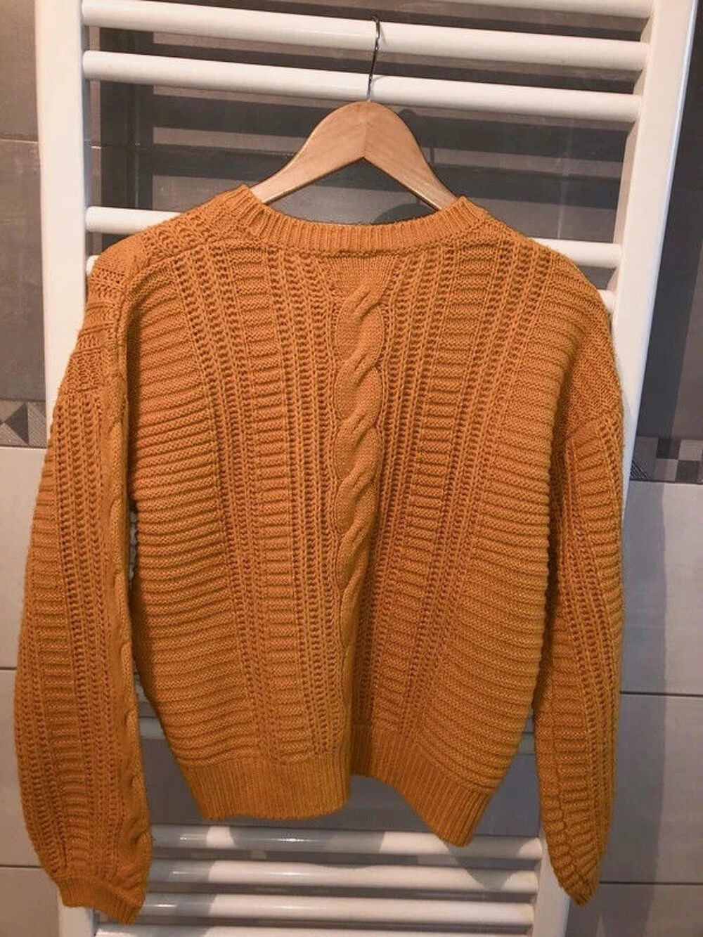 Pull Jennyfer taille S en tbe &agrave; 8 euros Vêtements