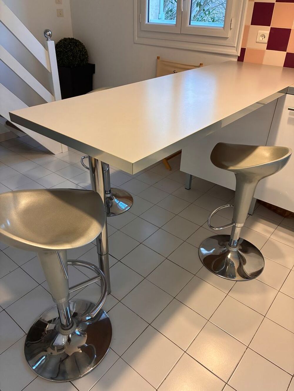 Bar avec 3 tabourets de bar monte et baisse. Meubles