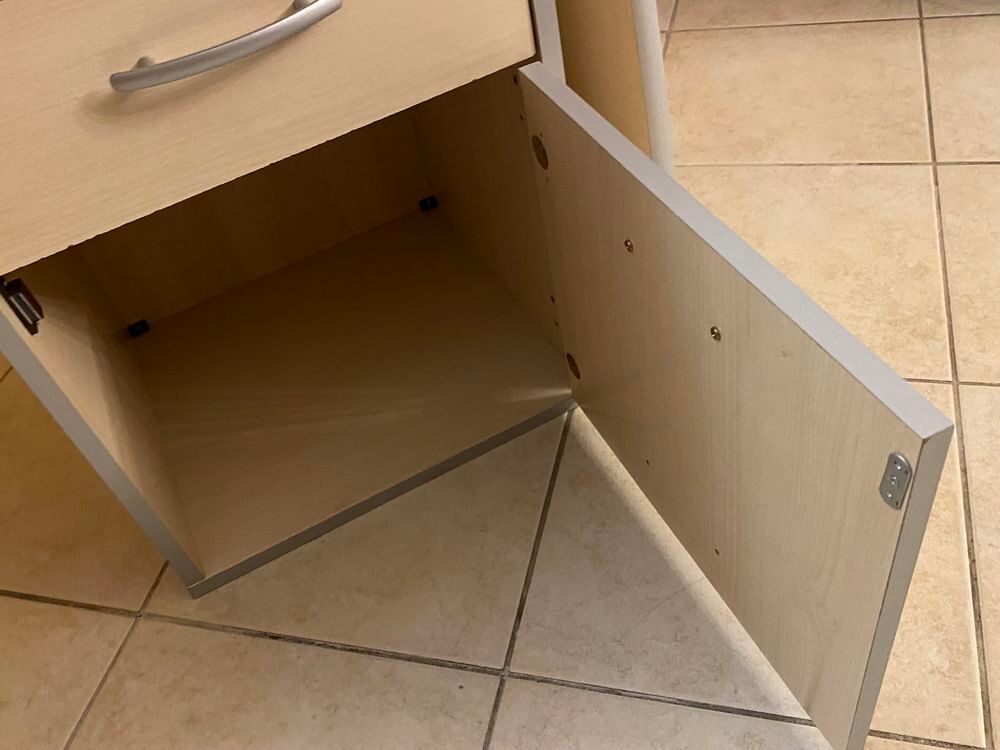 Bureau m&eacute;lamin&eacute; avec caisson et &eacute;tag&egrave;re assortis Meubles