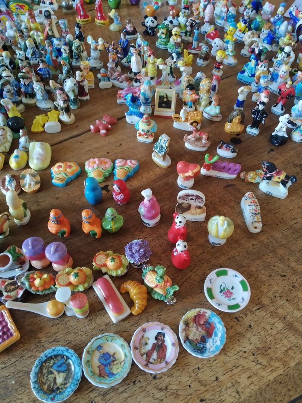 Lot de plus de 600 f&egrave;ves 