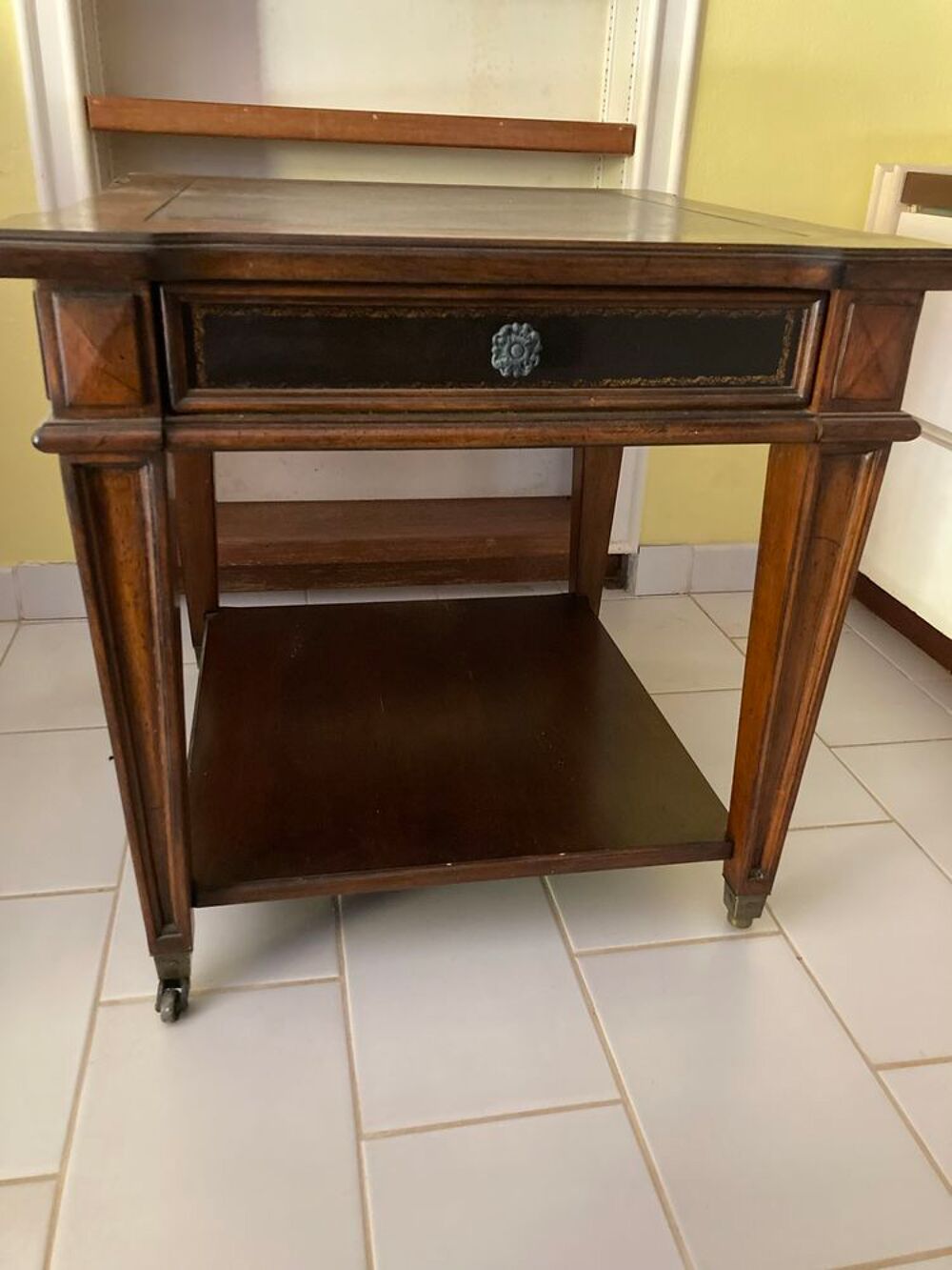 Tables d'appoint salon / Tables de chevet 
Dessuis cuir Meubles