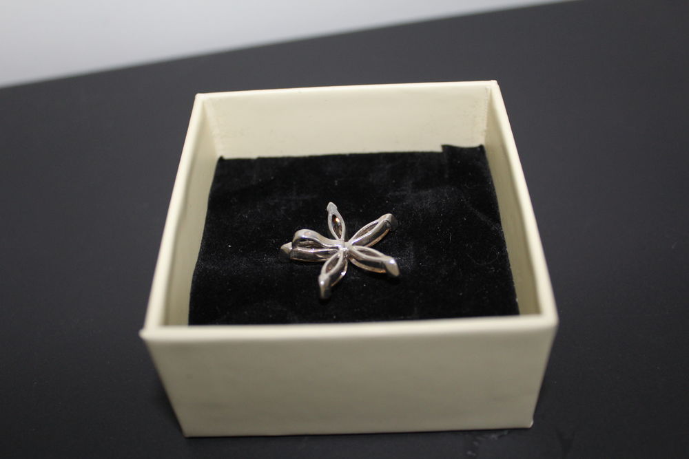 Pendentif en argent et oxydes de zirconium Bijoux et montres