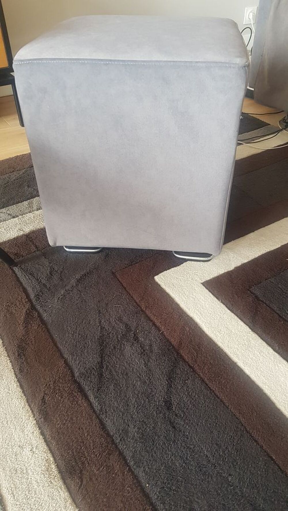 Fauteuil design velours gris moyen + pouf assorti Meubles