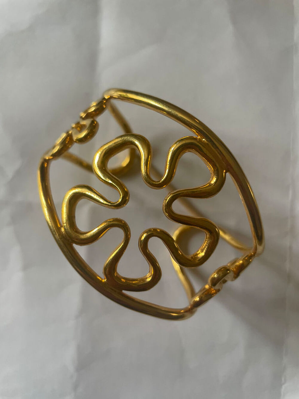 Bracelet rigide dor&eacute; Fleurs INES DE LA FRESSANGE Bijoux et montres