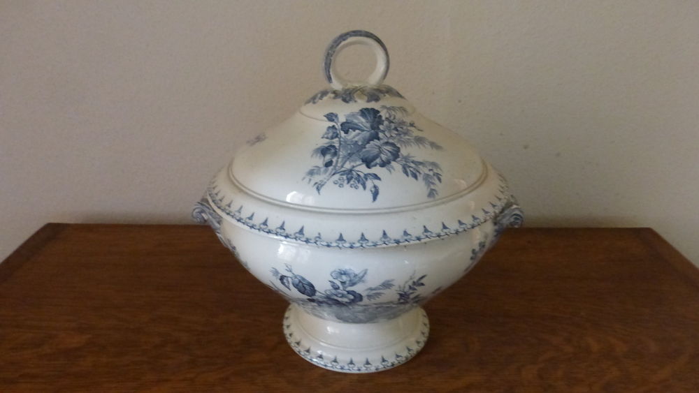 Antique soupi&egrave;re en fa&iuml;ence de Sarreguemines Décoration
