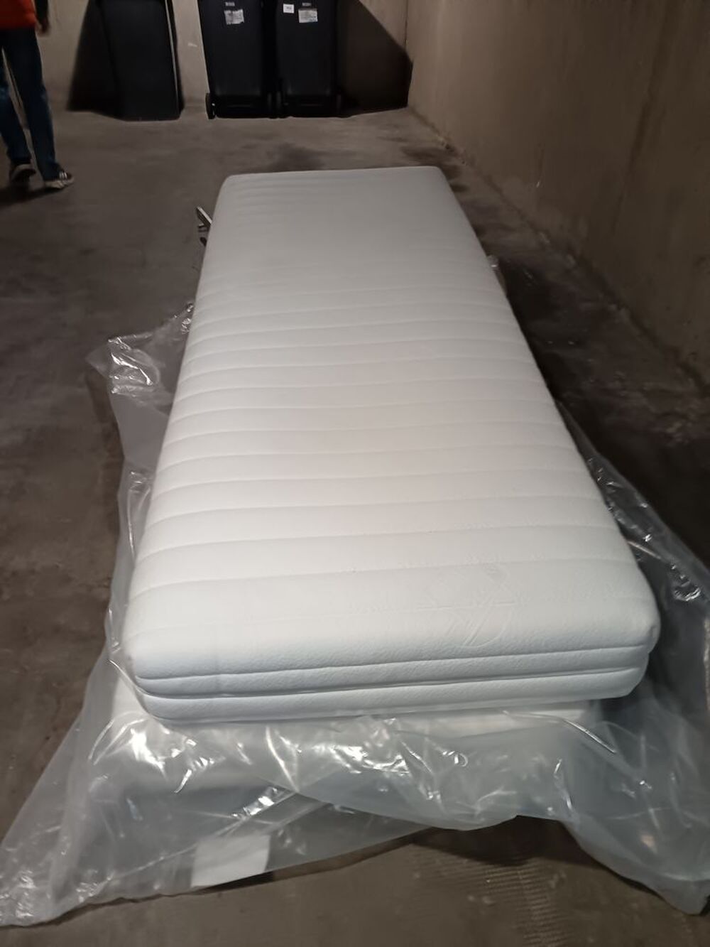 matelas deux pi&egrave;ces tr&egrave;s bon &eacute;tat couleur blanc cass&eacute; Meubles