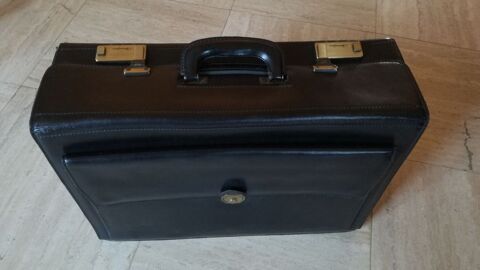 Valise de commercial en cuir noir 20 Laillé (35)